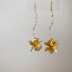 bridal pierce《k16gp   ブライダル　ウェディング　ゴールド　フラワー　ウェーブ　パール　お呼ばれ》 2枚目の画像