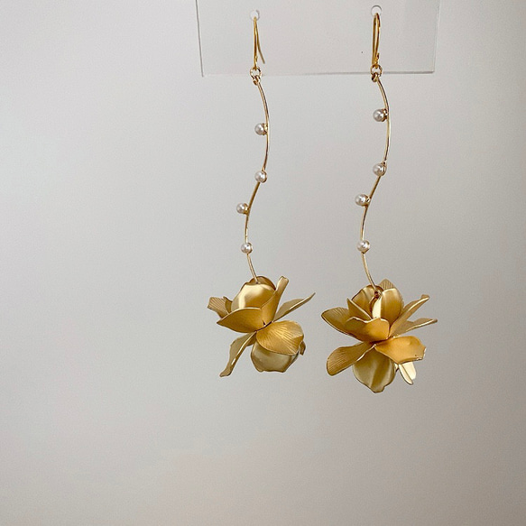 bridal pierce《k16gp   ブライダル　ウェディング　ゴールド　フラワー　ウェーブ　パール　お呼ばれ》 2枚目の画像