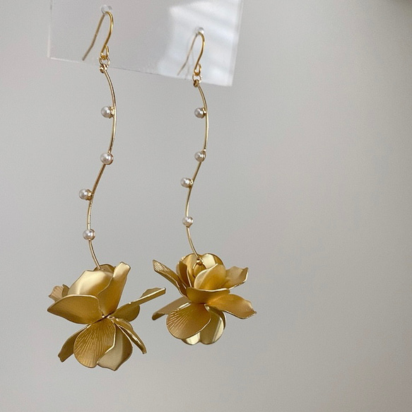 bridal pierce《k16gp   ブライダル　ウェディング　ゴールド　フラワー　ウェーブ　パール　お呼ばれ》 4枚目の画像