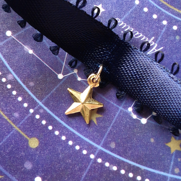小さなラッキースターが輝く夜空のアミュレットチョーカーネックレス 星 宇宙 2枚目の画像