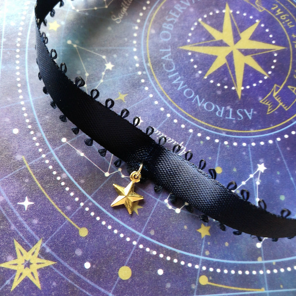小さなラッキースターが輝く夜空のアミュレットチョーカーネックレス 星 宇宙 3枚目の画像