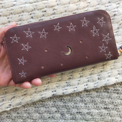 刺繍革財布『星空』牛革　濃BROWN（silver）★スリムラウンドファスナー★ 2枚目の画像