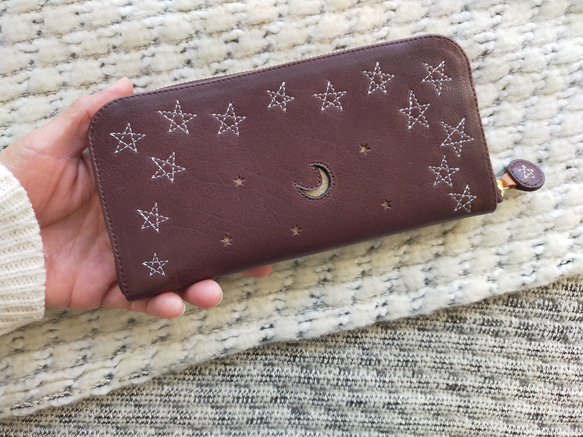 刺繍革財布『星空』牛革　濃BROWN（silver）★スリムラウンドファスナー★ 2枚目の画像