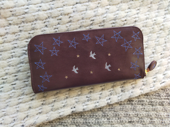 刺繍革財布『星空』牛革　濃BROWN（blue）★スリムラウンドファスナー★ 5枚目の画像