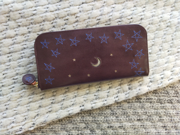 刺繍革財布『星空』牛革　濃BROWN（blue）★スリムラウンドファスナー★ 1枚目の画像