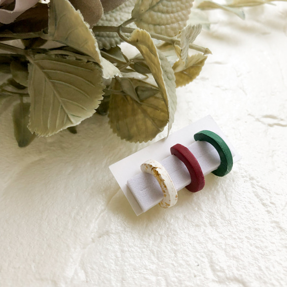 ★再販★軽い/クリスマスカラーのイヤーカフ/3点セット/レッド/ホワイト/グリーン/クレイ 1枚目の画像