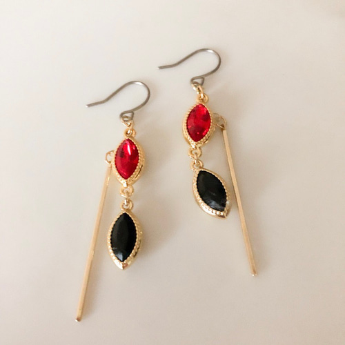 クリスタルガラスのオーバル2連ピアス／イヤリング (ライトシャム・赤