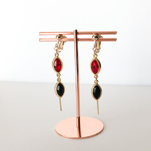 クリスタルガラスのオーバル2連ピアス／イヤリング (ライトシャム・赤