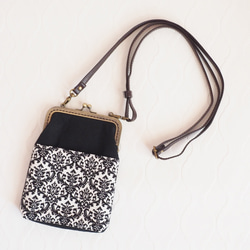 ダマスク柄ブラックのがま口スマホショルダー/スマホポシェット