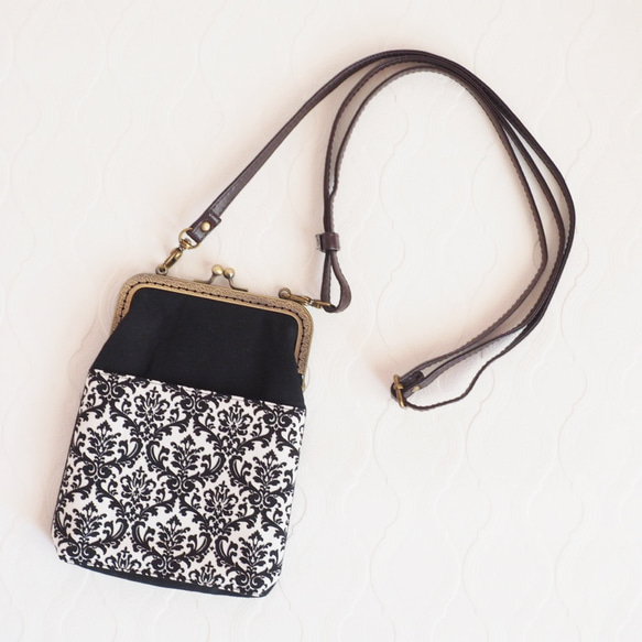 ダマスク柄ブラックのがま口スマホショルダー/スマホポシェット