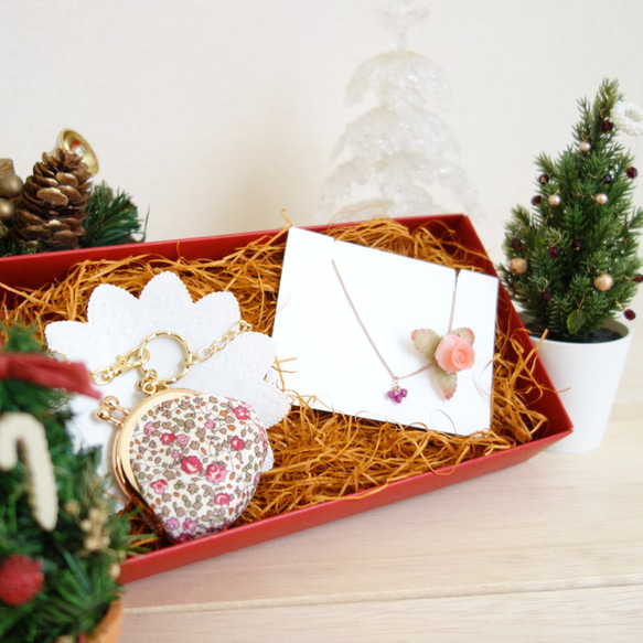 送料無料　クリスマスコフレ　3粒のネックレスとアクセサリーポーチ 3枚目の画像