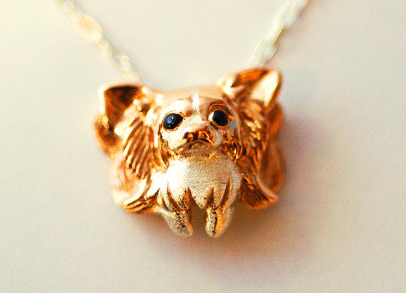 パピヨンのひと休みペンダント【送料無料】前足をだらんと下げて、腕の中でリラックスしているパピヨン犬の首飾りです