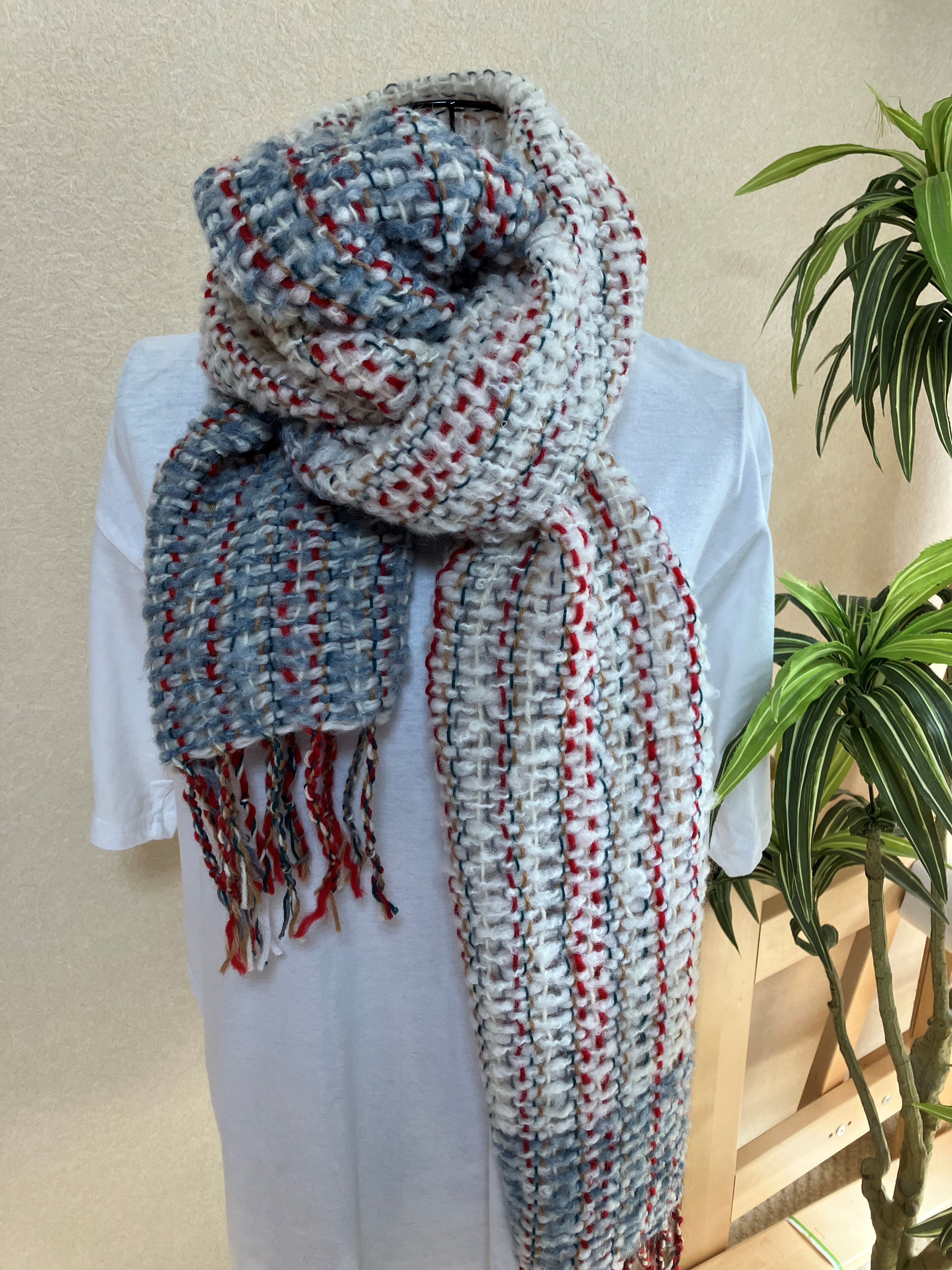 手織り　ふわふわ柔らかホワイト・ブルー・ワインのマフラー
