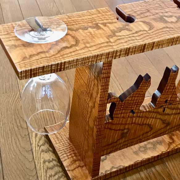 猫のワイングラスホルダー　キハダちぢみ杢　無垢材　拭き漆 2枚目の画像