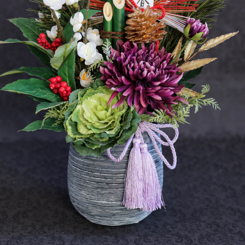 伝統的な門松 竹と花のアレンジメント