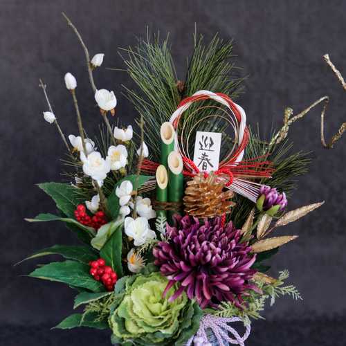 伝統的な門松 竹と花のアレンジメント 伝統的な門松 竹と花のアレンジメント