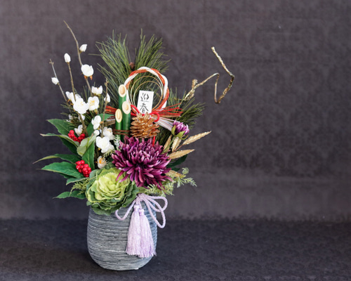伝統的な門松 竹と花のアレンジメント 伝統的な門松 竹と花の