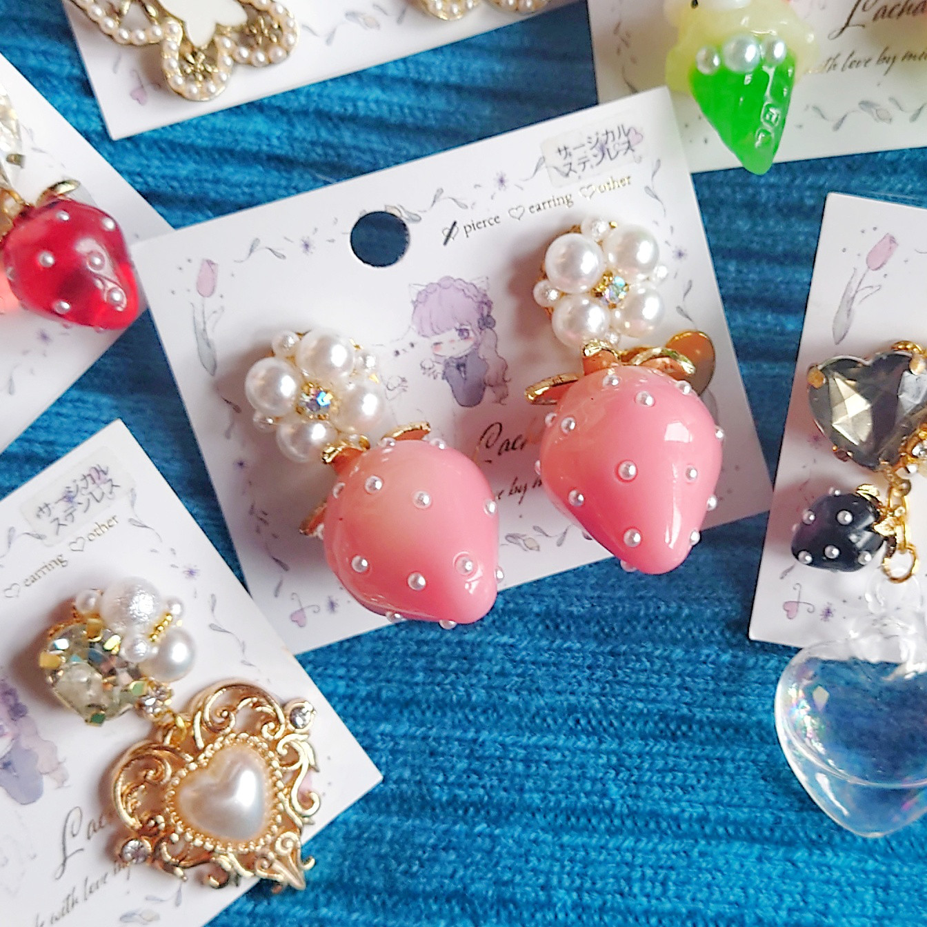 ピンクのビーズのラブフェイスのシンプル大ぶりピアス