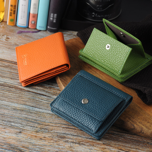 最小レベルでありながら、大容量・丈夫さを両立させてYOSHINA二つ折