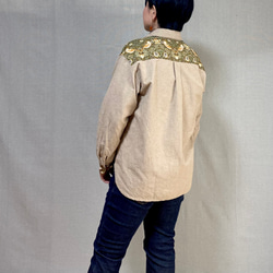 《ウィリアム・モリス × ベージュ綿麻デニム 》ダブルポケットのカジュアルシャツ 6枚目の画像