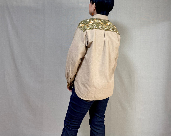 《ウィリアム・モリス × ベージュ綿麻デニム 》ダブルポケットのカジュアルシャツ 6枚目の画像