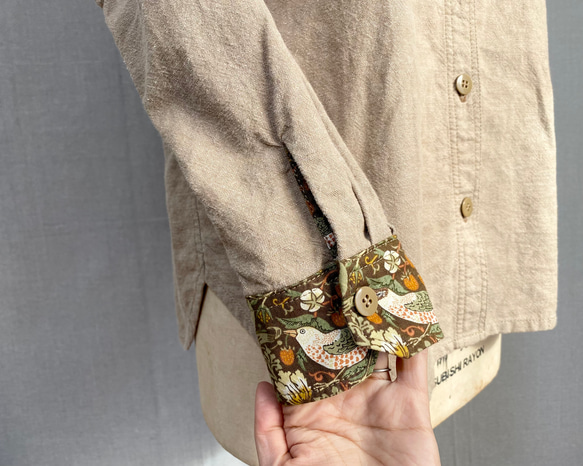 《ウィリアム・モリス × ベージュ綿麻デニム 》ダブルポケットのカジュアルシャツ 18枚目の画像