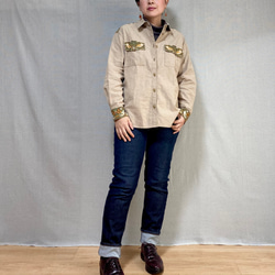 《ウィリアム・モリス × ベージュ綿麻デニム 》ダブルポケットのカジュアルシャツ 8枚目の画像