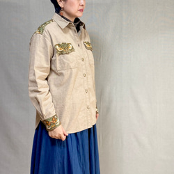 《ウィリアム・モリス × ベージュ綿麻デニム 》ダブルポケットのカジュアルシャツ 2枚目の画像