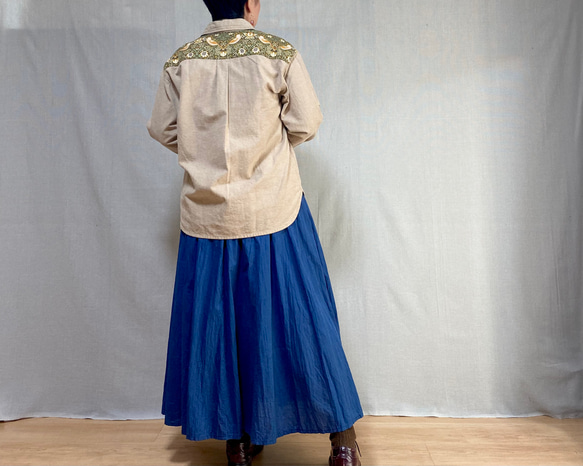 《ウィリアム・モリス × ベージュ綿麻デニム 》ダブルポケットのカジュアルシャツ 3枚目の画像