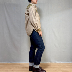 《ウィリアム・モリス × ベージュ綿麻デニム 》ダブルポケットのカジュアルシャツ 9枚目の画像