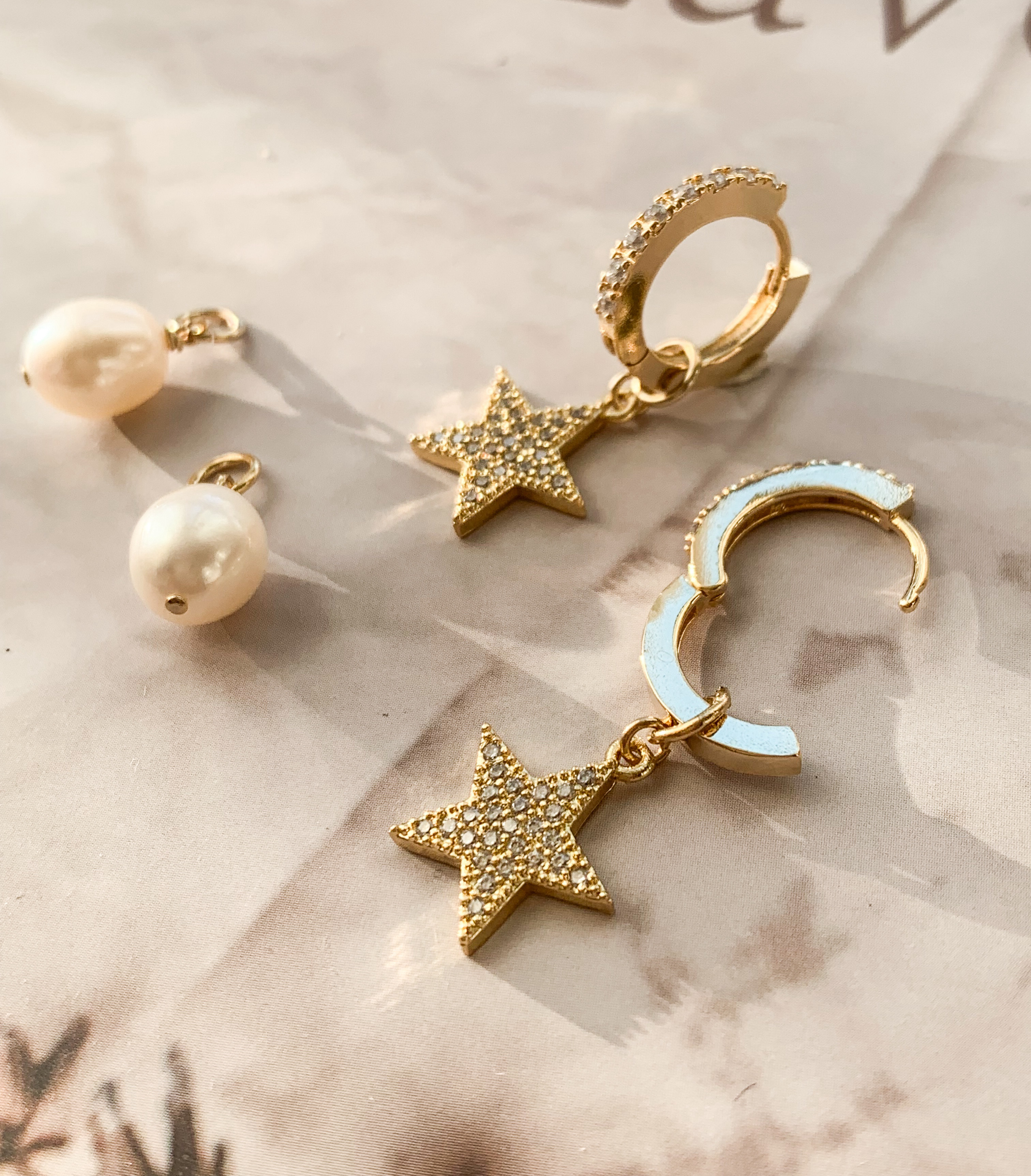 ◆3WAY ロマンチックな星と雪　チャームで楽しむフープピアス　アレルギー対応