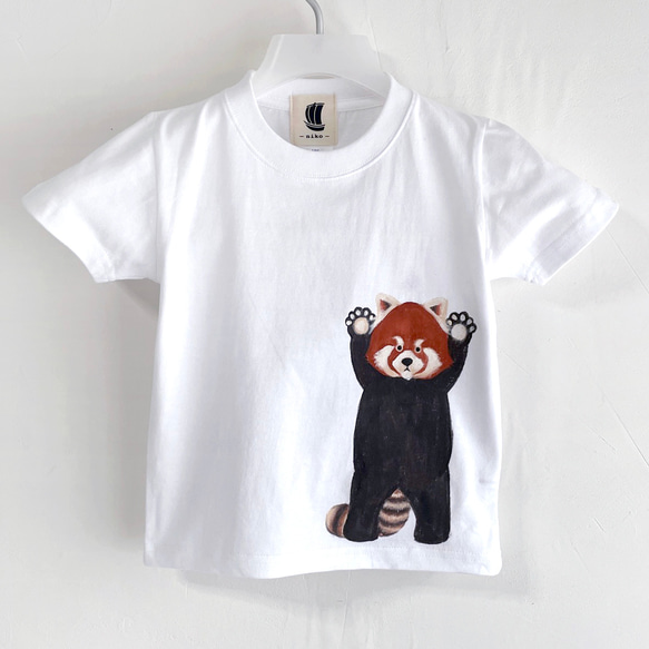 キッズ レッサーパンダ柄Tシャツ ホワイト　手描きで描いた動物柄Tシャツ 1枚目の画像