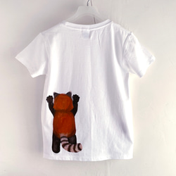 レッサーパンダ柄Tシャツ ホワイト 手描きで描いた動物柄Tシャツ 4枚目の画像