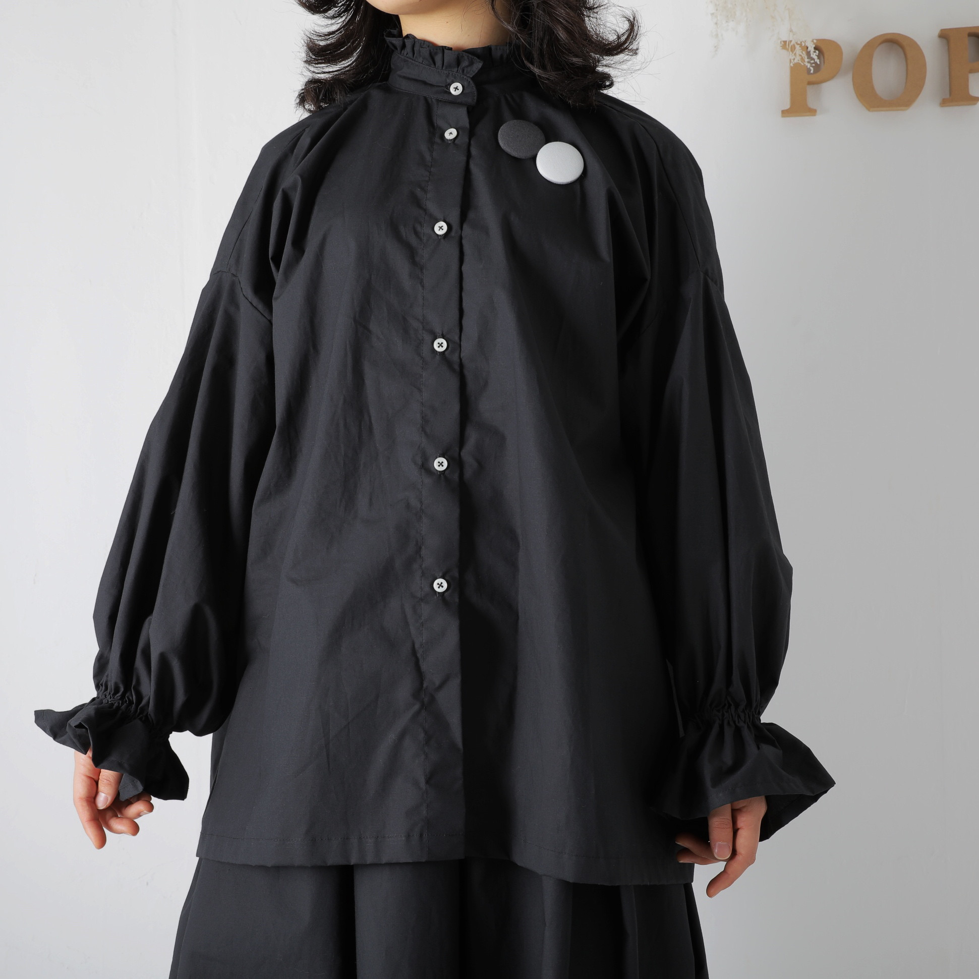 袖口ふんわりフリルブラウス　タイプライター　ブラック　長袖