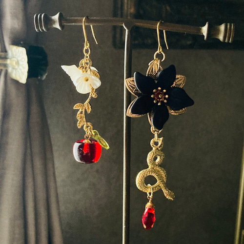 Amazon | ANNA SUI [アナスイ] 蛇と林檎モチーフ ピアス