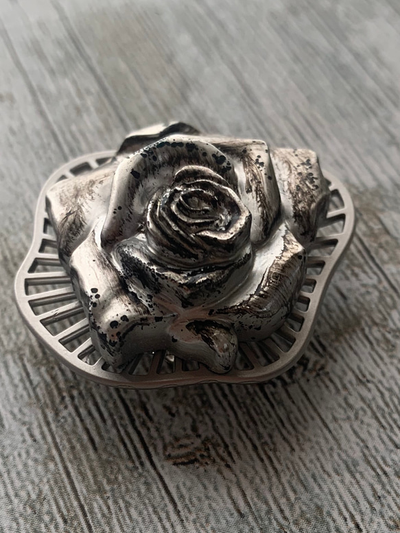 デッドストック素材のレトロモダンな銀色の薔薇の帯留め「ローズ・シャビーII」 2枚目の画像