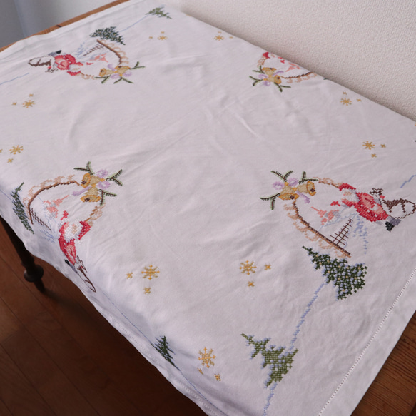 ドイツのクリスマス☆絵本のワンシーンのようなサンタさんのいる雪景色の手刺繍 テーブルクロス (ヴィンテージ) 5枚目の画像