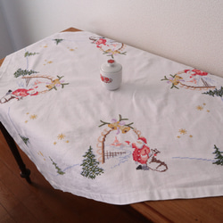 ドイツのクリスマス☆絵本のワンシーンのようなサンタさんのいる雪景色の手刺繍 テーブルクロス (ヴィンテージ) 7枚目の画像