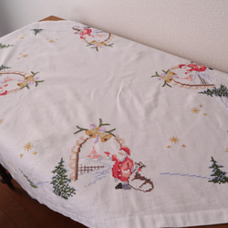 ドイツのクリスマス☆絵本のワンシーンのようなサンタさんのいる雪景色の手刺繍 テーブルクロス (ヴィンテージ) 6枚目の画像