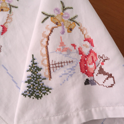 ドイツのクリスマス☆絵本のワンシーンのようなサンタさんのいる雪景色の手刺繍 テーブルクロス (ヴィンテージ) 3枚目の画像
