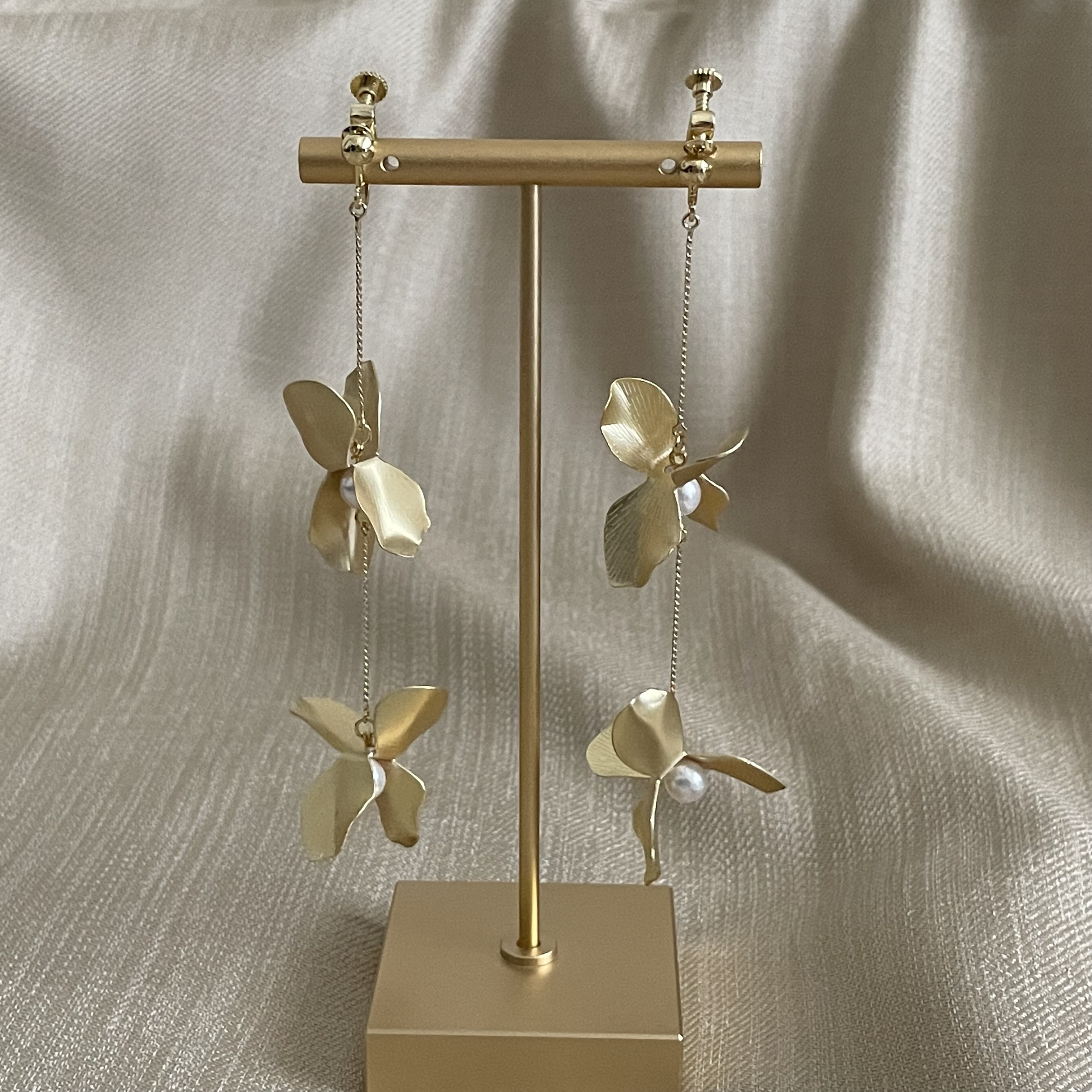 【花と風】マットゴールド×フェイクパール//ウェディング・ブライダル・前撮りゆれるピアス＆イヤリング