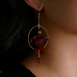 Kaia 派對焦點魅力紅黑水晶圈型耳環 第2張的照片