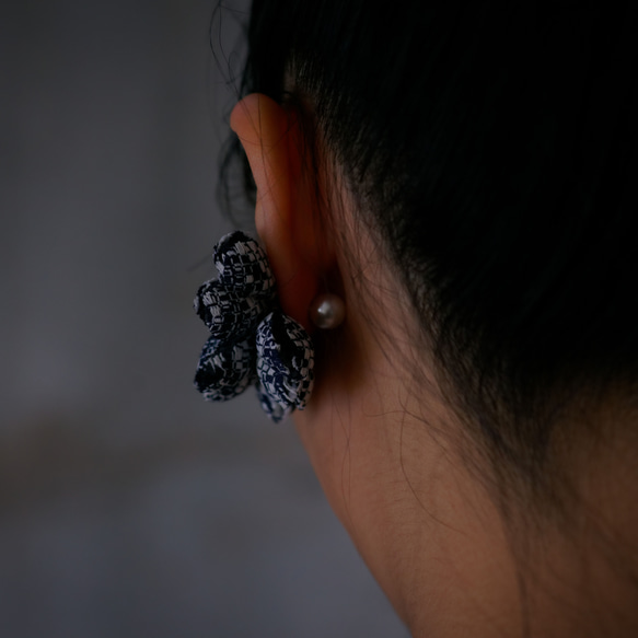 Poppy 秋冬氛圍暗色格紋珍珠貼耳式耳環 第4張的照片