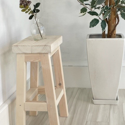 スリムスツール (22013) ：素朴でシャビーな仕上がり・アンティーク風