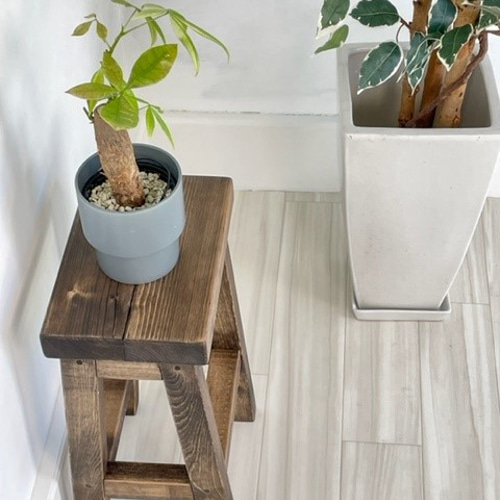 スリムスツール (22013) ：素朴でシャビーな仕上がり・アンティーク風