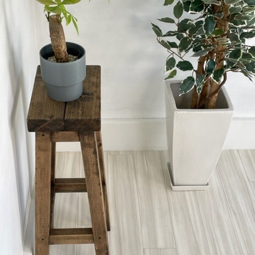 スリムハイスツール (22014) ：素朴でシャビーな仕上がり