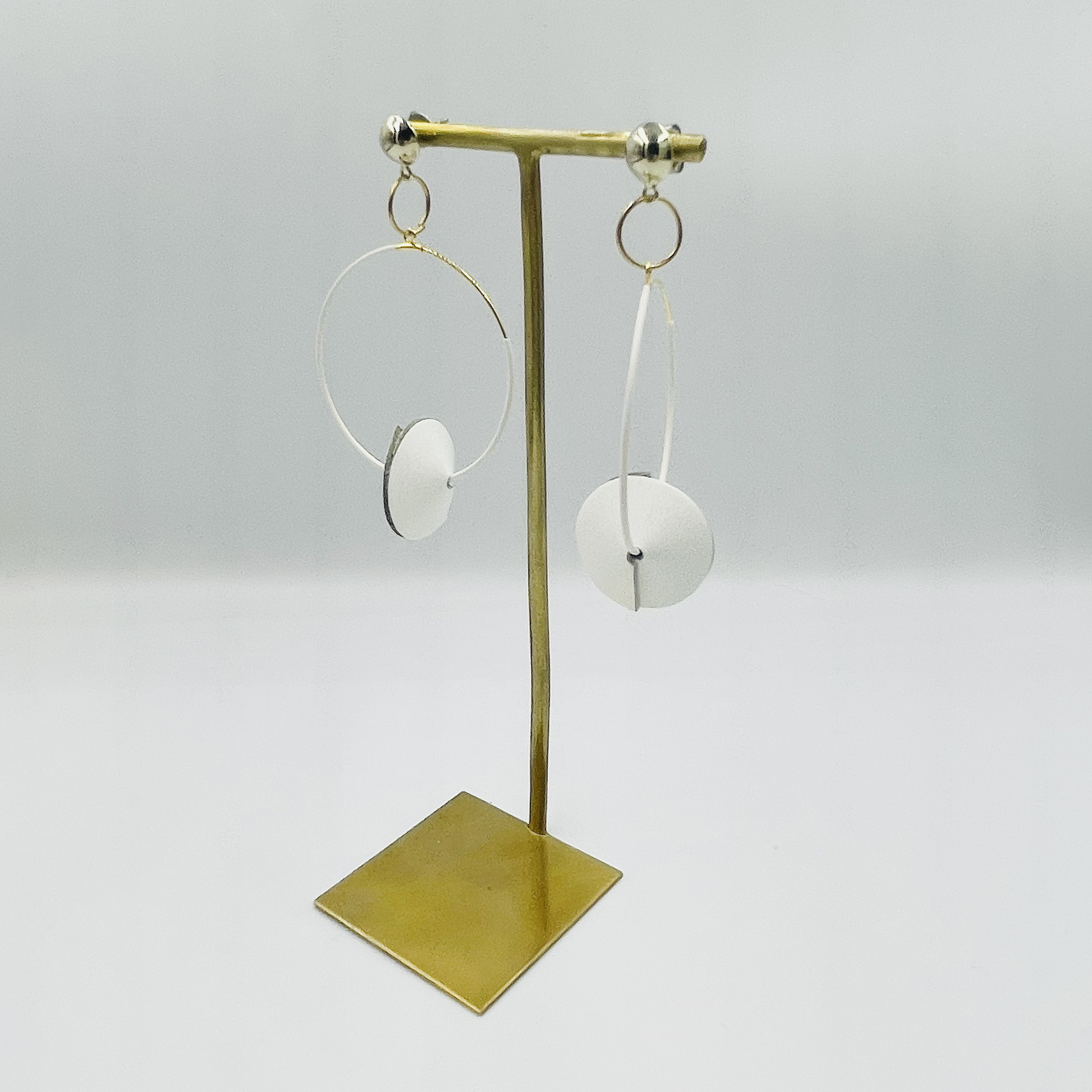 《aero 1／White》本革のイヤリングorピアス・クールな大人の揺れを楽しむ　主役になるピアス／イヤリング