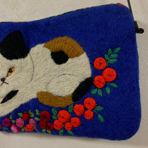 三毛猫さん刺繍羊毛フェルト生地のポーチ