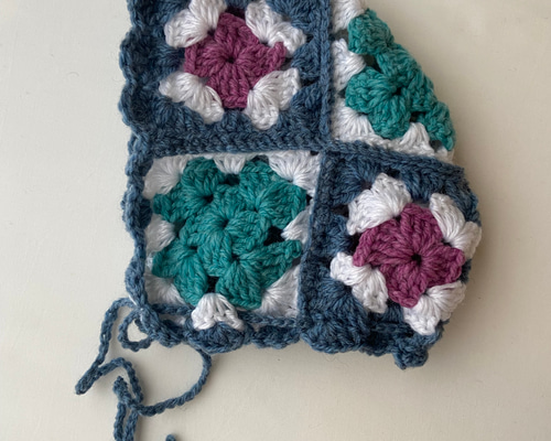 ベビーボンネット グラニースクエア青 Granny Square BABY Bonnet ~グラニースクエアボンネットベビー