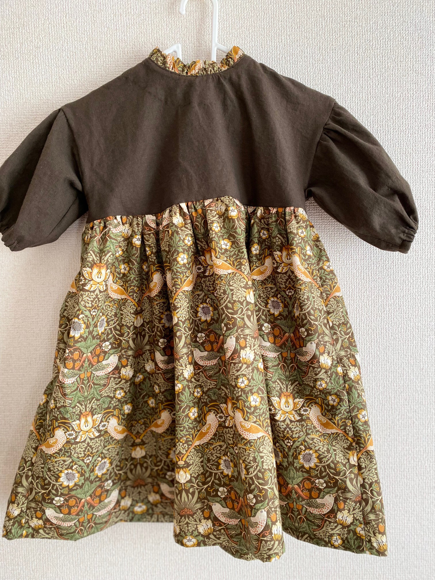 ウイリアムモリス いちご泥棒・フリルのスタンドカラーワンピース110サイズ